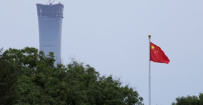 La bandera de China ondea en la Plaza de Tiananmen, en Beijin./REUTERS