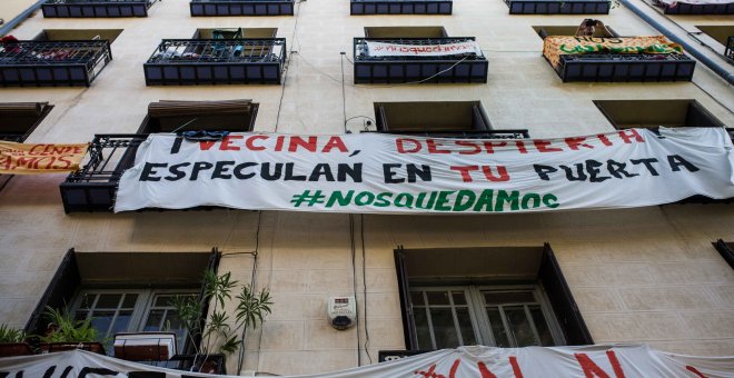 Pancartas en el bloque de viviendas de la calle Argumosa, 11, en el barrio de Lavapiés de Madrid.- JAIRO VARGAS
