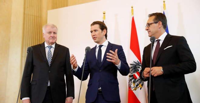 El canciller federal de Austria, Sebastian Kurz; el vicecanciller austriaco, Heinz-Christian Strache, y el ministro alemán de Interior, Horst Seehofer.- REUTERS