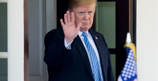 02/07/2018.- El presidente de Estados Unidos, Donald J. Trump, saluda tras reunirse con el primer ministro holandés, Mark Rutte (fuera de cuadro), hoy, lunes 2 de julio de 2018, en la Casa Blanca en Washington, DC (EE. UU.). EFE/MICHAEL REYNOLDS