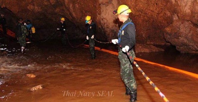 Fotografía cedida por la marina tailandesa hoy, viernes 6 de julio de 2018, que muestra personal militar tailandés mientras transportan materiales durante las operaciones de rescate del equipo de fútbol juvenil y su entrenador atrapados en la cueva. (EFE)