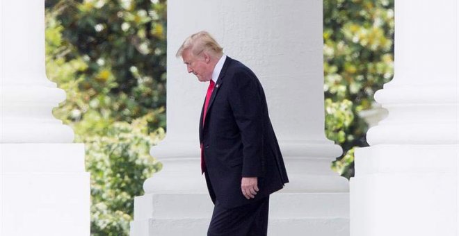 El presidente estadounidense, Donald J. Trump, pasea porlos jardines de la Casa Blanca. (EFE)