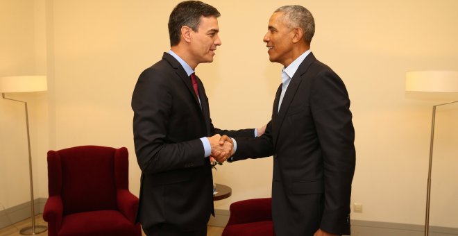 El presidente del Gobierno ,Pedro Sánchez, saluda al expresidente de EEUU, Barack Obama, duran su breve encuentro en La Moncloa.- Fernando Calvo/Moncloa/