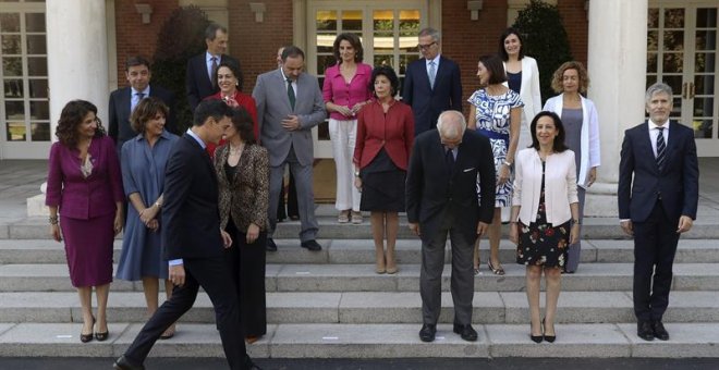 El presidente del gobierno Pedro Sánchez, durante la foto de familia previa a la reunión del Consejo de Ministros tras la incorporación de José Guirao. /EFE