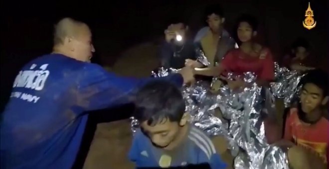Algunos de los menores atrapados en una cueva de Tailandia reciben tratamiento médico./REUTERS