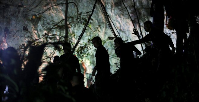 Personal de rescate de Tailandia trata de entrar en el interior de la cueva donde un grupo de menores quedó atrapado./REUTERS
