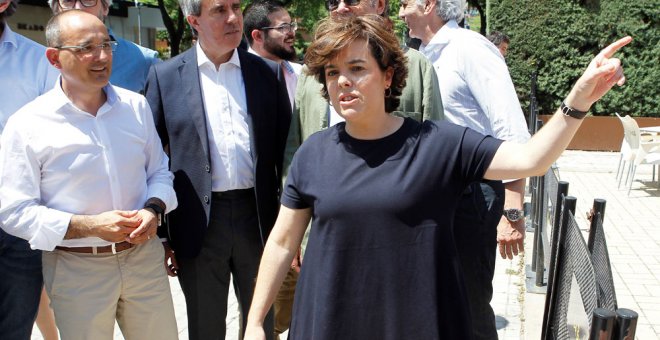 Soraya Sáenz de Santamaría, durante un acto con militantes en Coslada, Madrid. EFE