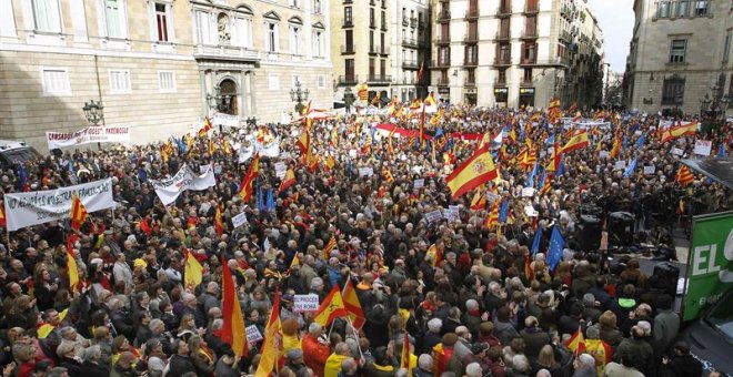 Miles de personas se manifiestan contra la independencia de Catalunya. EFE/Archivo