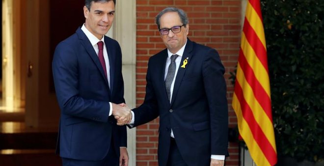 09/07/2018.- El presidente del gobierno Pedro Sánchez y el president de la Generalitat Quim Torra, se saludan antes de la reunión que ambos mantienen en el Palacio de La Moncloa en MadridEFE/Ballesteros