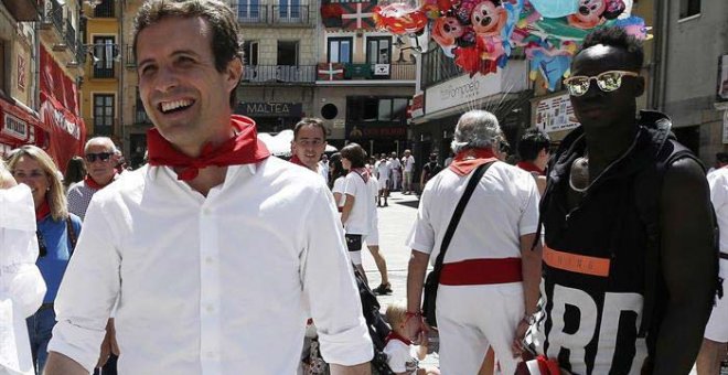 Pablo Casado, de paseo por Pamplona en plenos Sanfermines para promocionar su candidatura. (JESÚS DIGES | EFE)