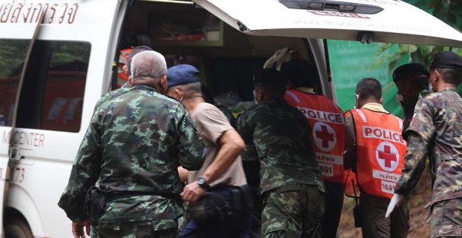 09/07/2018.- Miembros de los servicios de rescate evacúan a uno de los niños rescatados en ambulancia tras sacarlo de la cueva Tham Luang en el parque Khun Nam Nang, provincia de Chiang Rai (Tailandia) ayer, 8 de julio de 2018. as autoridades tailandesas