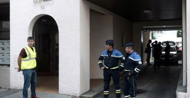 Policías franceses custodian la entrada al edificio de Pau donde ocurrieron los hechos. (AFP)
