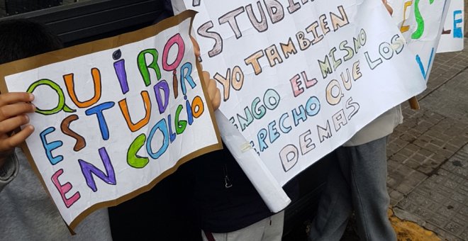 Niños sin escolarizar en Melilla por no tener papeles se manifiestan frente a la Delegación de Gobierno. / Prodein