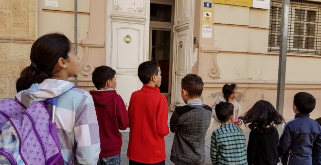 Niños sin escolarizar en Melilla por no tener papeles se concentran frente a la dirección provincial del Ministerio de Educación. / Prodein