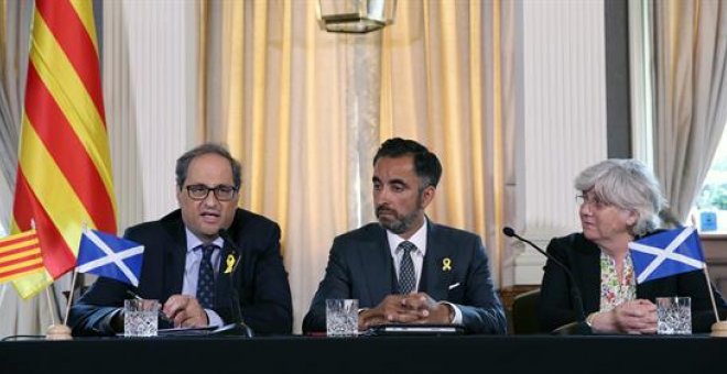 Fotografía facilitada por la Generalitat tras la reunión que han mantenido el presidente Quim Torra con la exconsellera Clara Ponsatí, acompañados del abogado de la exconsellera, Aamer Anwar. hoy en Edimburgo. EFE/Jordi Bedmar