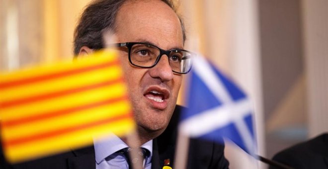 El presidente de Catalunya, Quim Torra, ofrece una rueda de prensa junto a la exconsejera catalana Clara Ponsati en el Hotel Principal en Edimburgo (Reino Unido). /EFE