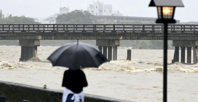 Las lluvias torrenciales provocan inundaciones y deslizamientos de tierras en el oeste de Japón. / Reuters