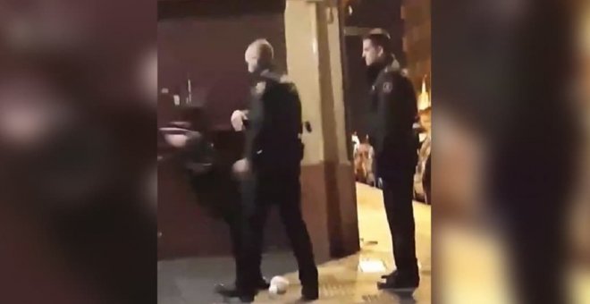 Imagen del vídeo del bofetón del agente a una mujer.