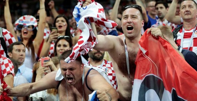 Los fanáticos de Croacia celebran después de que su equipo ganó el partido semifinal de la Copa Mundial de la FIFA 2018 entre Croacia e Inglaterra/EFE