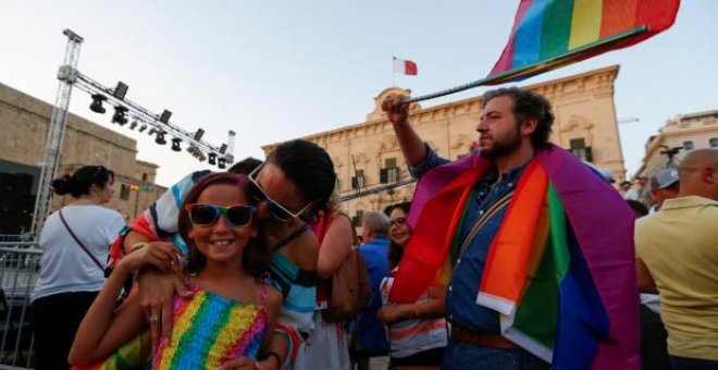 Cientos celebraron el miércoles la introducción del matrimonio homosexual en Malta/ Darrin Zammit Lupi (Reuters)