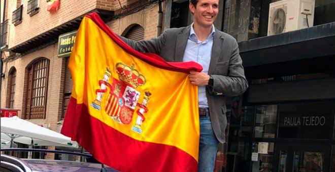 Pablo Casado posando con la bandera de España, subido a un coche. /TWITTER DE PABLO CASADO