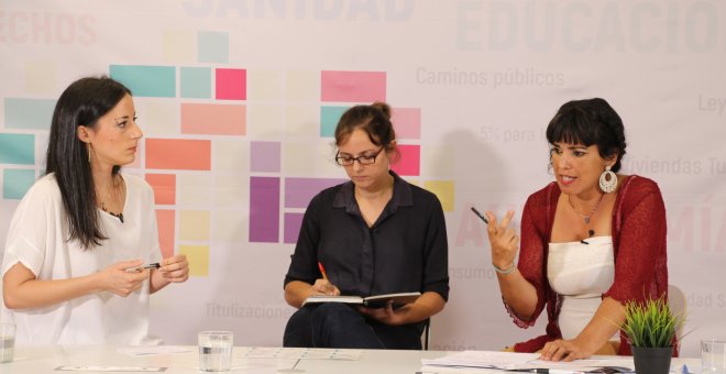 Isabel Franco, Lucrecia Hevia y Teresa Rodríguez, durante el debate en la sede de Podemos Andalucía