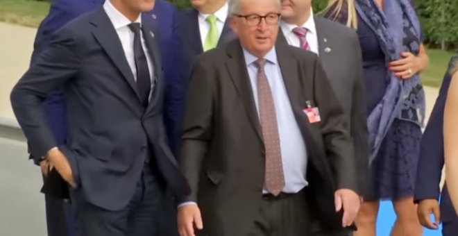 Jean Claude Juncker sin poderse sostener en pie durante la foto de familia en la cumbre de la OTAN, en Bruselas.