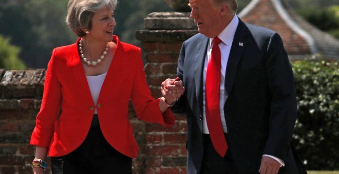 Donald Trump y Theresa May se saludan antes de su encuentro en la residencia de Chequers. /REUTERS