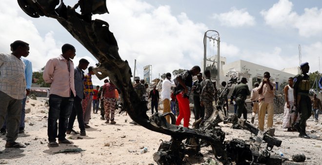 Los restos de un coche destruido tras una de las explosiones en la capital de Somalia. REUTERS/Feisal Omar