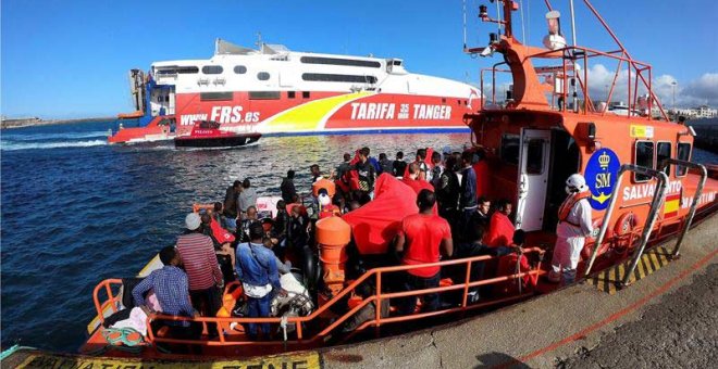 Traslado al puerto de Tarifa de un grupo de 68 migrantes rescatados de dos pateras en el Estrecho de Gibraltar y los ha trasladado al puerto de Tarifa (Cádiz).(A.CARRASCO RAGEL | EFE)