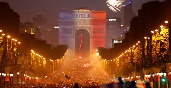 Francia sale a la calle para celebrar la victoria del Mundial de Rusia frente a Croacia. REUTERS/Charles Platiau