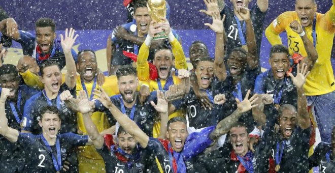 Los jugadores de Francia levantan la Copa del Mundo tras ganar por 4-2 en la final a Croacia. /EFE