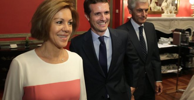 El candidato a la Presidencia del PP Pablo Casado (c), la secretaría general del PP, María Dolores de Cospedal (i), y Alfonso Suárez Illana (d) durante el desayuno informativo que Fórum Europa ha organizado en un hotel de Madrid. /EFE