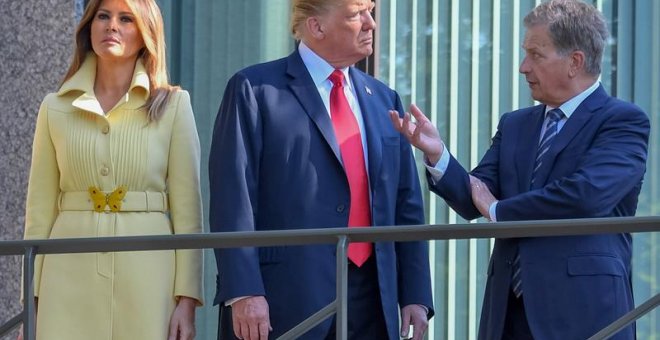 El presidente finlandés, Sauli Niisto, conversa con su homólogo estadounidense, Donald J. Trump en presencia de Melania Trump. / EFE