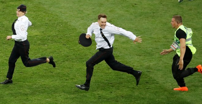 Integrantes de Pussy Riot saltaN al campo durante la final del Mundial en Rusia. / REUTERS