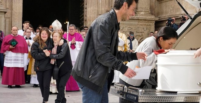 Los padres de Gabriel Cruz acompañan el féretro a la salida de la Catedral de Almería. EFE/Archivo