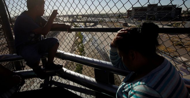 Una familia migrante, en la frontera de Ciudad Juárez esperando para entrar a EEUU. REUTERS/José Luis González
