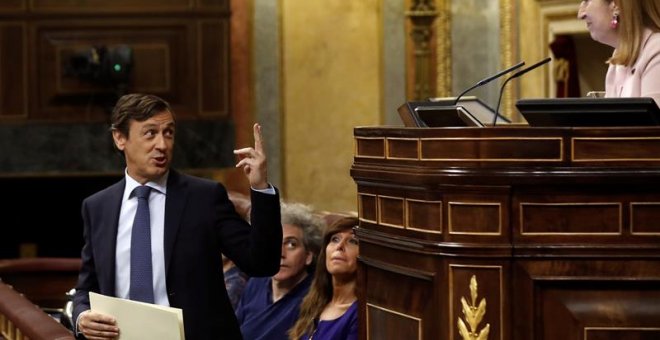 El portavoz del Grupo Popular, Rafael Hernando, se dirige a la presidenta del parlamento, Ana Pastor. /EFE