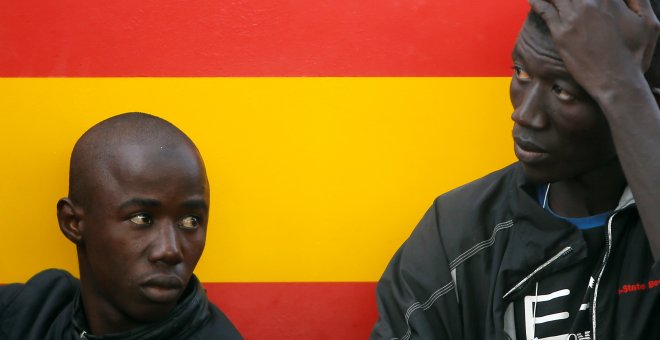 Dos personas migrantes rescatadas por Salvamento Marítimo cuanto intentaban llegar a Málaga en patera desde Marruecos.-  REUTERS/Jon Nazca