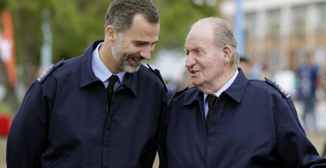 El rey Felipe VI, junto a su padre, Juan Carlos I. - EFE