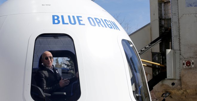 El fundador de Amazon y Blue Origin, Jeff Bezos, sen el nuevo cohete Shepard y la maqueta de la Crew Capsule en un simposio espacial en Colorado Springs, Colorado, Estados Unidos, el 5 de abril de 2017. REUTERS / Isaiah J. Downing