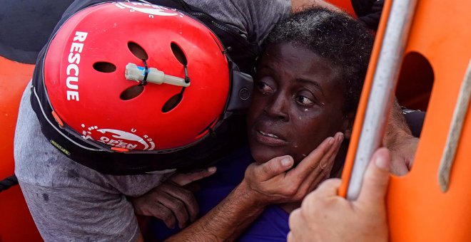 Un miembro de Open Arms rescata a una mujer en el Mediterráneo. REUTERS