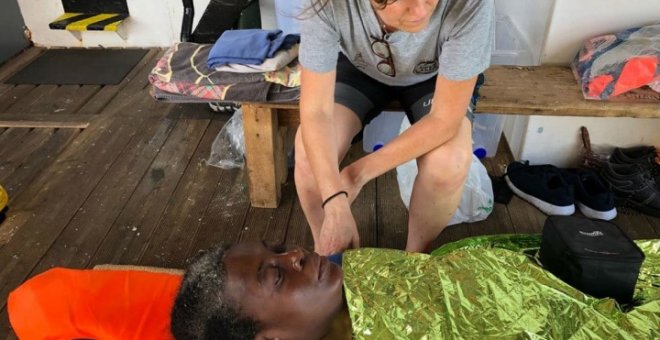 La mujer rescatada a bordo del Open arms con la doctora Giovanna Scaccabarozzi, el 17 de julio de 2018. /Annalisa Camilli | CTXT