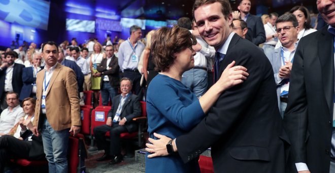 Los candidatos a la Presidencia del PP, Soraya Sáenz de Santamaría y Pablo Casado, se saludan al inicio del XIX Congreso del partido./EFE