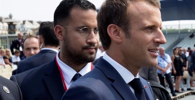 El presidente francés Emmanuel Macron (R) camina frente a su asistente Alexandre Benalla (L) al final del desfile militar del Día de la Bastilla en París, Francia, 14 de julio de 2018 (emitido el 21 de julio de 2018) / EFE