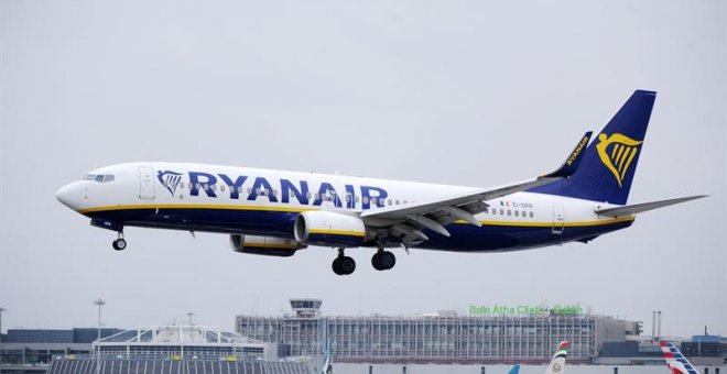 23/07/2018.- Fotografía de archivo de un avión de la aerolínea Ryanair mientras aterriza en el aeropuerto de Dublín, Irlanda, el pasado 12 de julio de 2018. La aerolínea irlandesa de vuelos económicos informó hoy, 23 de julio, de que obtuvo un beneficio n