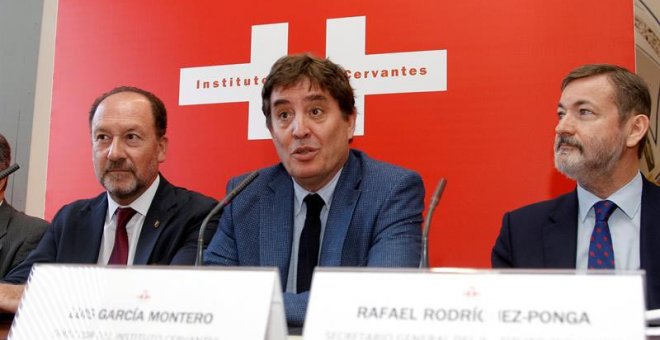 Emilio Bascuñana, alcalde de Orihuela, el primero por la izquierda, durante un acto del Instituto Cervantes celebrado en la localidad ayer, lunes. (MORELL | EFE)