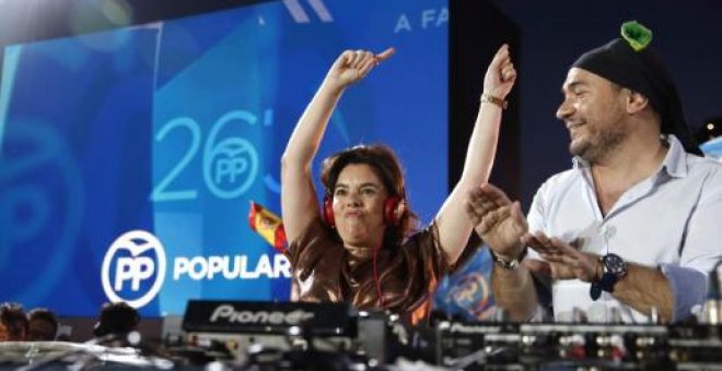 La exvicepresidenta del Gobierno Soraya Sáenz de Santamaría (i) baila durante el acto electoral de fin de campaña del 26-J, una fiesta amenizada por Dj Pulpo. EFE 24/06/2016