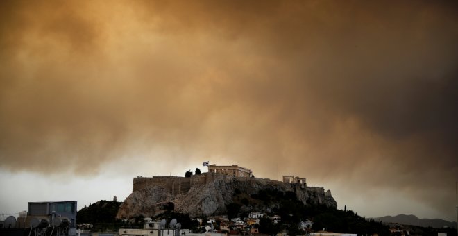 El humo del incendio sobre el templo de Partenón en Atenas. REUTERS/Alkis Konstantinidis