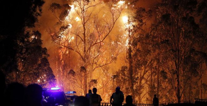 Un incendio del pasado verano en la parroquia de Chandebrito (Galicia). / EFE